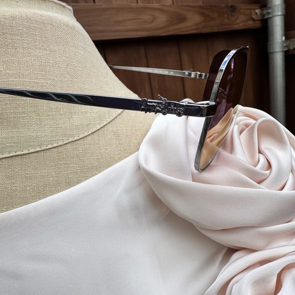 Stylish Pink-Tinted Sunglasses - Picture 4 of 7